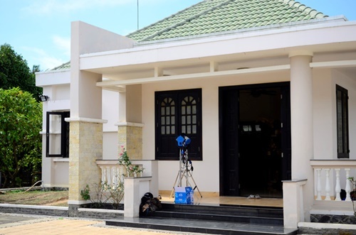 Ngôi nhà được thiết kế theo lối biệt thự nhà vườn hiện đại thoáng mát