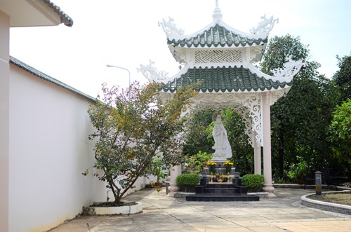 Trong ngôi biệt thự của Việt Trinh xây dựng hẳn một bức tượng quan âm để cô thờ cúng mỗi ngày