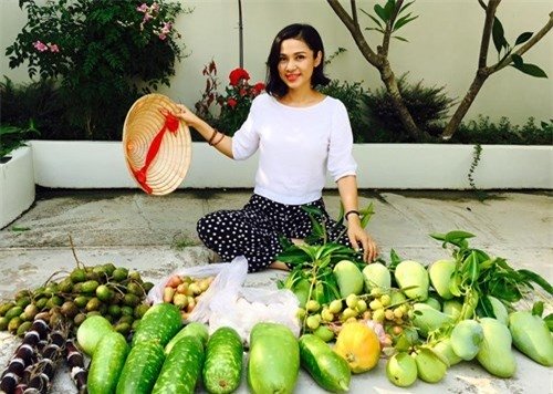 Trong khuôn viên ngôi biệt thự của mình Việt Trinh tự trồng nhiều rau quả để phục vụ mâm cơm của hai mẹ con