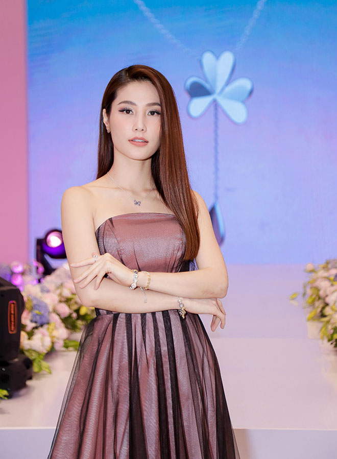 Diễm My 9x rạng rỡ tại sự kiện.     