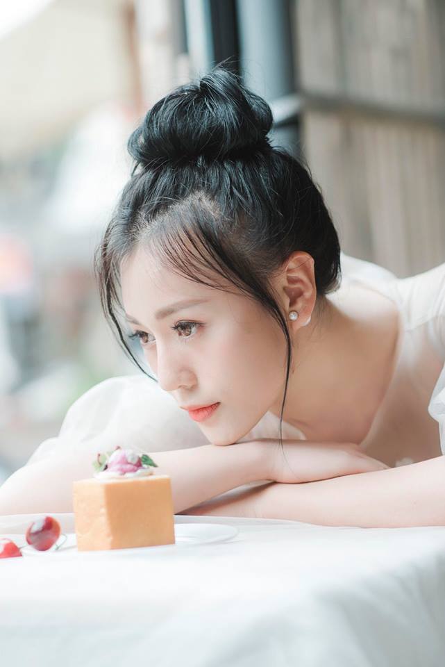 Thừa nhận trên phim cô toàn phải chịu 'xấu' do nhân vật đều xuất thân đặc biệt và không được mặc đẹp. Trong khi đó, Phương Oanh ngoài đời khác hẳn trên màn ảnh.   