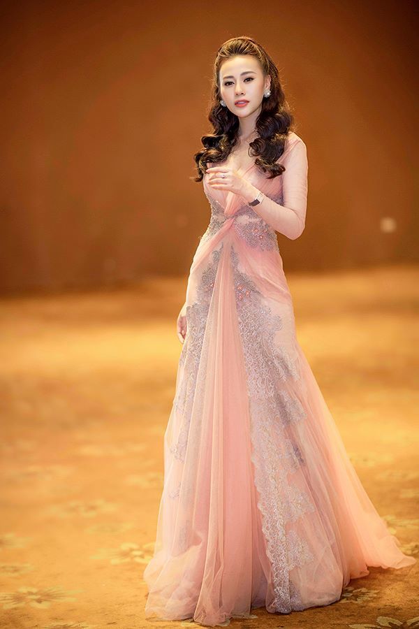 Phương Oanh Oanh xuất thân từ người mẫu nên sở hữu vóc dáng và nhan sắc nổi trội.   