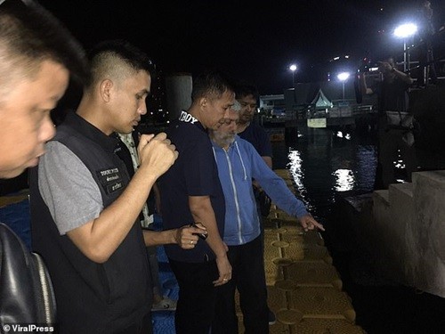 Zureikat chỉ cho cảnh sát bến tài, nơi y đã đẩy con mình xuống biển.