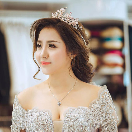 Nhan sắc của người phụ nữ hạnh phúc được chồng tặng xe 7 tỷ