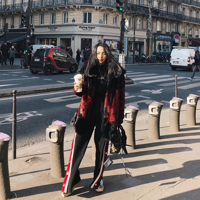 Châu Bùi khoe street style bụi bặm với kiểu quần thể thao ống rộng trên đường phố Paris, Pháp.     