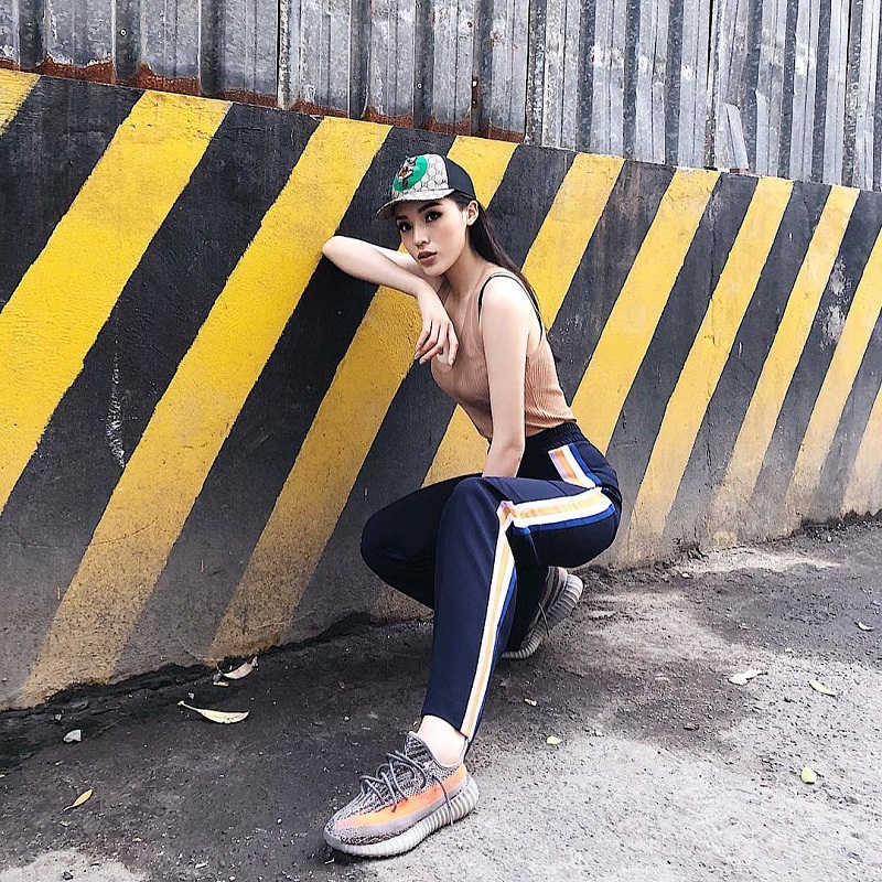 Kỳ Duyên là hot fashionista nên rất chịu khó thử nghiệm các phong cách thời trang khác nhau và sportswear không phải ngoại lệ. Nàng hậu này luôn biết cách bổ sung thêm hàng hiệu để set đồ trở nên 