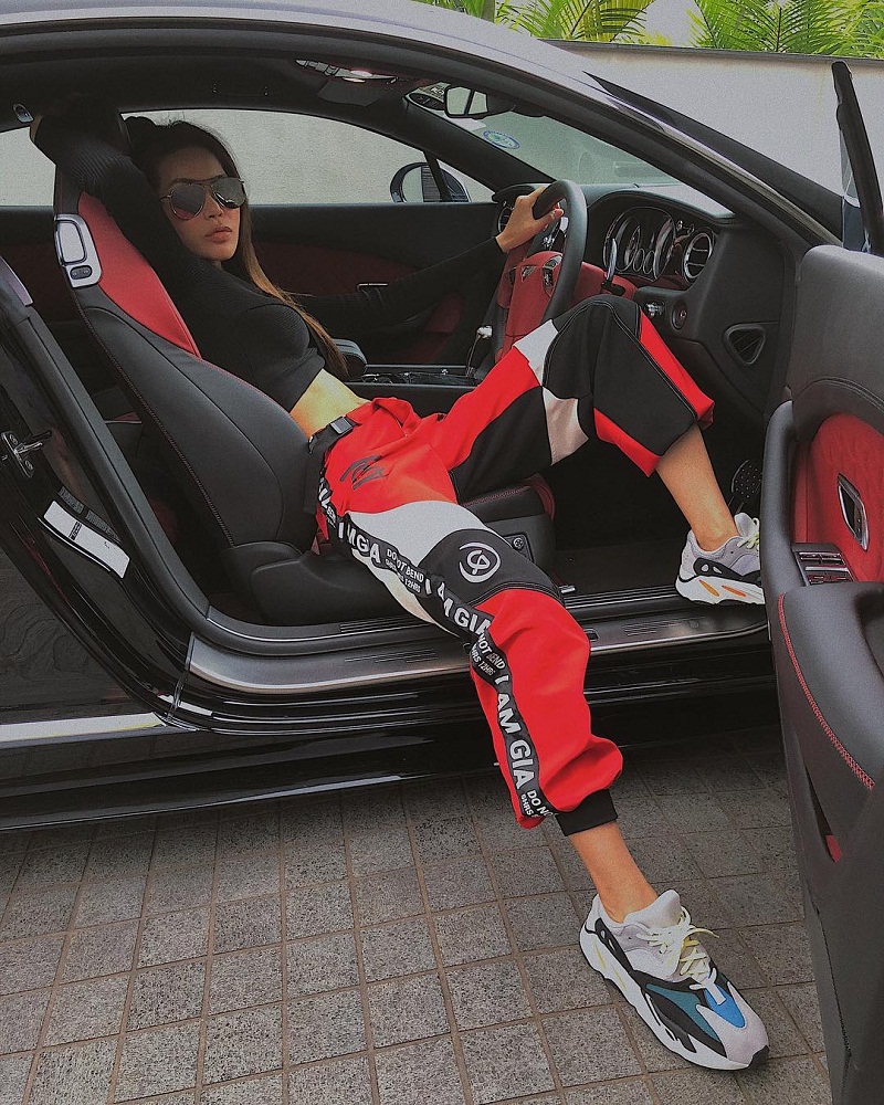 Nói đến phong cách thể thao thì làm sao quên được Minh Tú. Từ khoe outfit thể thao trong xe hơi thể thao...    