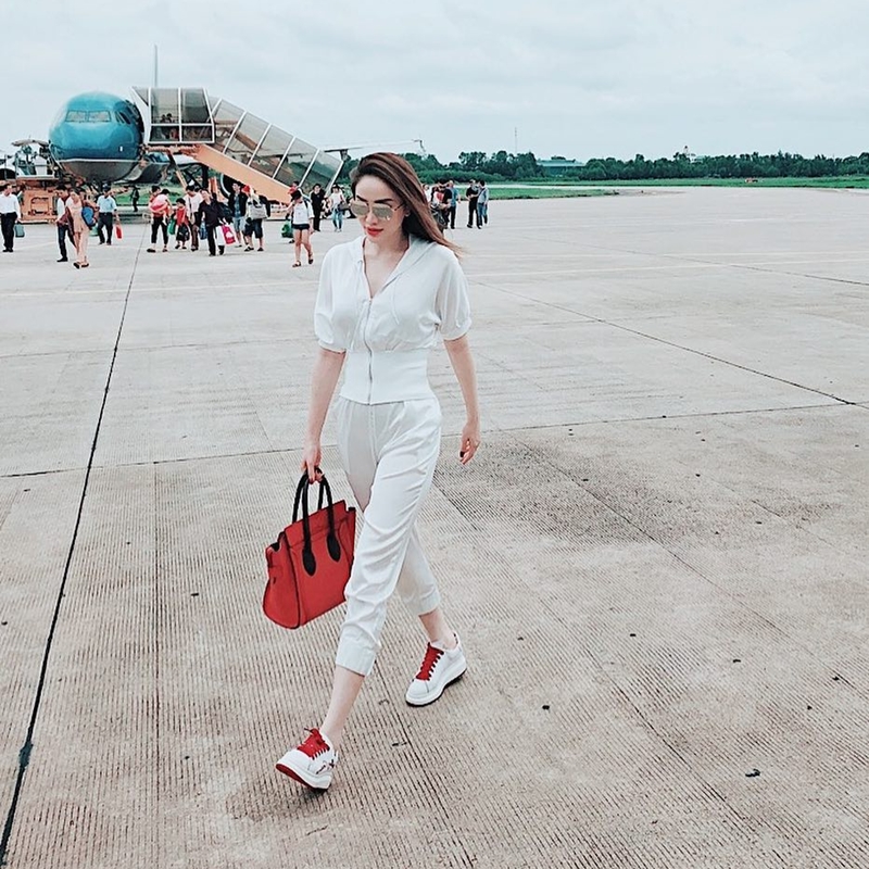 Bảo Thy rất khéo tôn vinh chiếc túi Celine đỏ bằng bộ thể thao white-on-white này.