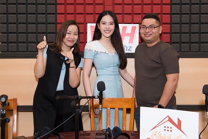 Nam Em trò chuyện cùng người hâm mộ.
