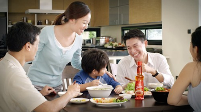 Cha mẹ nên dạy con quy tắc ứng xử tối thiểu trong bữa ăn để bé trở thành người biết lễ nghĩa
