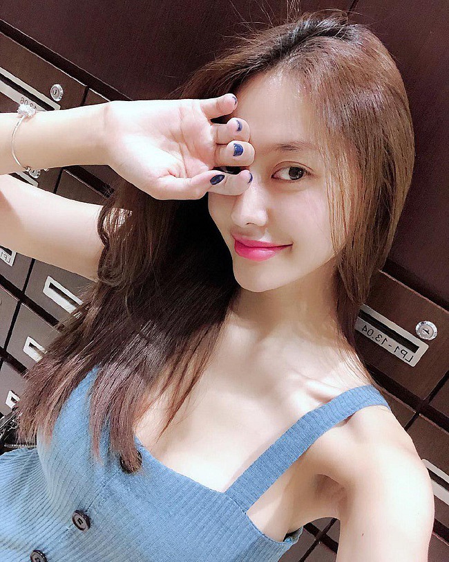 Linh Chi chia sẻ dòng trạng thái với tâm sự lạ.