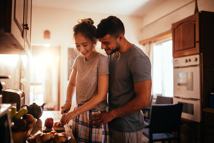 Sau khi gần gũi vợ chồng nên trò chuyện với nhau