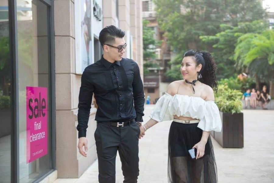 Theo một nguồn tin thì cô hơn Trương Nam Thành tới 15 tuổi.    