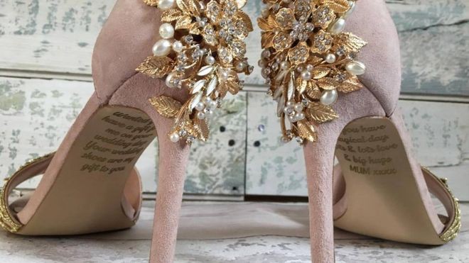 Đôi giày cưới mà cô gái được mẹ dành tặng.(Ảnh: LACEANDLOVESHOES)