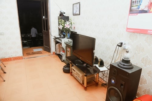 Trong căn nhà cấp 4 chắc chắn và rộng rãi, phòng khách được trang trí đơn giản với bộ loa đài, ti-vi để phục vụ nhu cầu nghe nhạc và xem bóng đá của Hiệp Gà.    