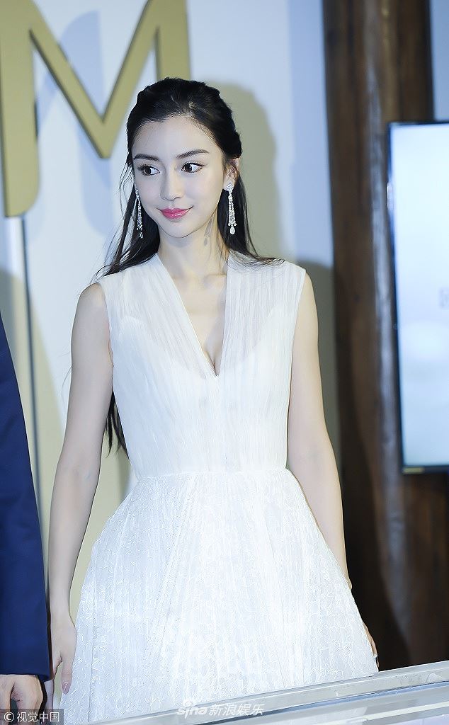Như mọi lần, nữ diễn viên 8x trở thành tâm điểm chú ý khi xuất hiện trong diện mạo xinh đẹp, thoát tục.  