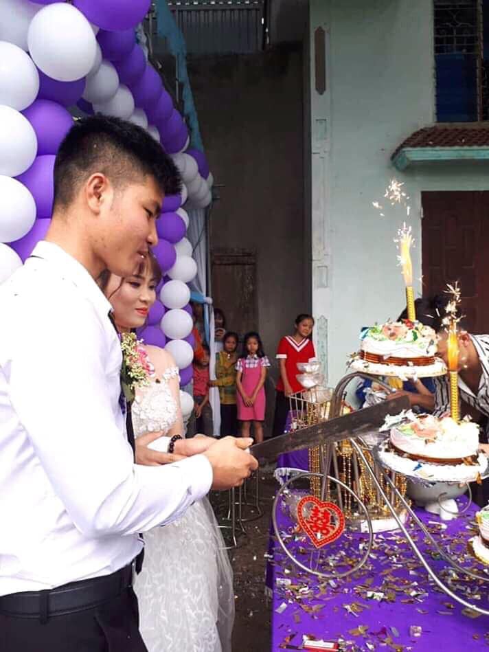 Màn cắt bánh khiến nhiều người 