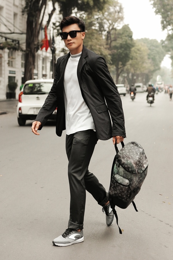 Xuân Lan muốn thủ thành U23 Việt Nam lịch lãm nhưng vẫn trẻ trung đúng tuổi. Cô chọn nhiều món đồ của thương hiệu Louis Vuitton cho Tiến Dũng.    