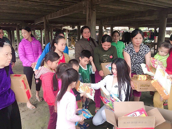Khác với hình ảnh “mát mẻ” thường ngày, Thư Dung đã kín đáo hơn trong chuyến từ thiện gần đây.    