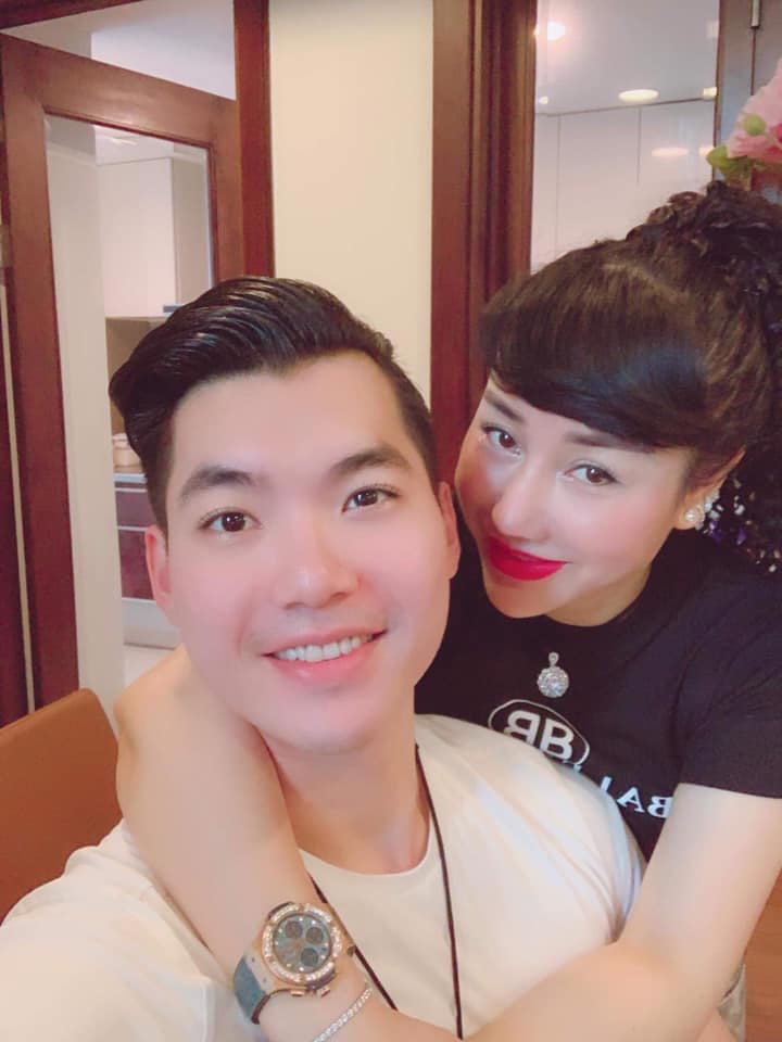 Trong các ngày lễ quan trọng, Trương Nam Thành không hề quên việc tặng cho vợ các món quà ý nghĩa và khoe khoảnh khắc ngọt ngào với người hâm mộ.    