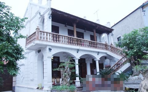 Sau 5 năm chung sống bên chồng, Quỳnh Nga bất ngờ thông báo tin đã ly hôn. Hiện tại, cô chuyển về sống chung với bố mẹ đẻ trong một căn nhà ở Tam Trinh.    