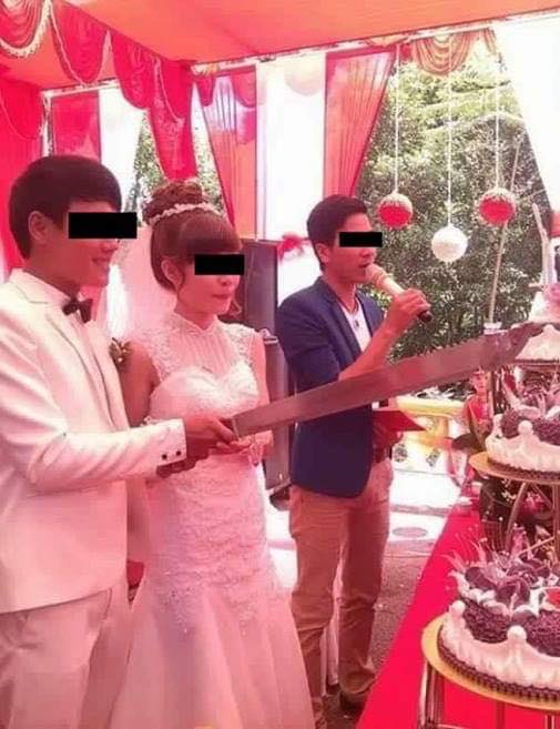 Ở một Quatrian shbet hiện đang mở khác chiếc dao cắt bánh cũng gây chú ý.