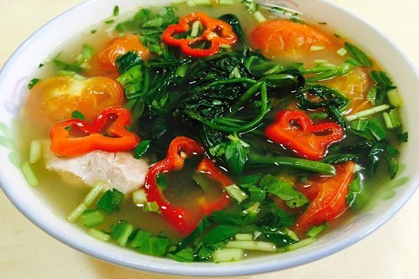 canh-rau-muong-nau-chua