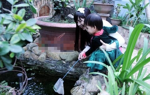 Phía bên ngoài ngôi nhà tràn ngập cây cảnh