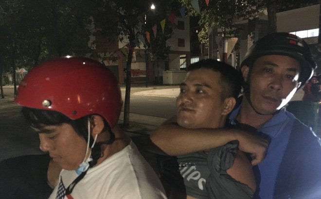 Đối tượng Lợi (ở giữa) bị nhóm hiệp sĩ khống chế. Ảnh: Soha.vn  
