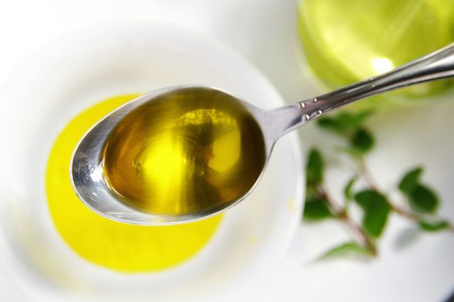 Nhìn dầu ăn có mau trong vàng đẹp mắt không cặn bẩn