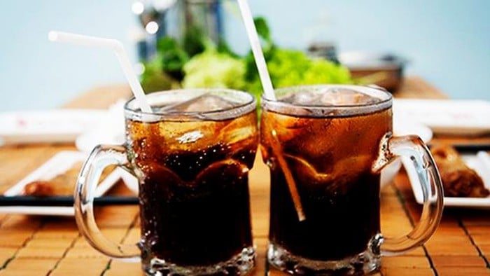 Nước ngọt và soda là loại đồ uống cần ngăm cản bé uống