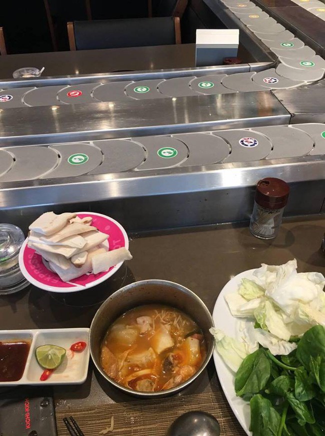 Cô nàng bức xúc trước thái độ phục vụ của nhân viên tại nơi cô đến ăn trưa.