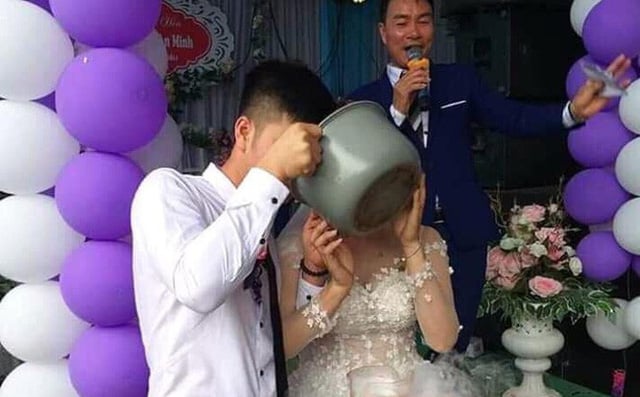 Cô dâu, chú rể uống rượu bằng nồi cơm điện trong Quatrian shbet hiện đang mở.