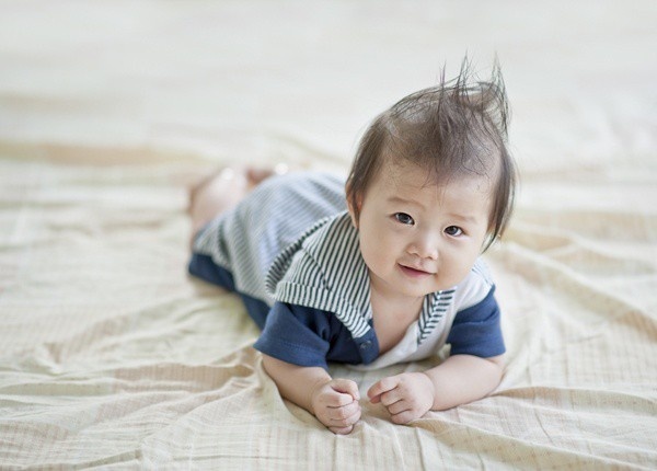 Trẻ con thích nằm sấp sẽ thông minh