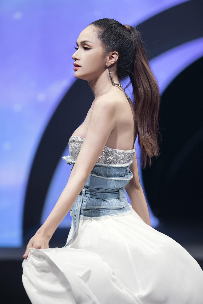 Là một ca sĩ nhưng thực sự mỗi lần trình diễn trên sàn runway, khó ai cưỡng lại được sức hút từ những bước catwalk của Hương Giang.  