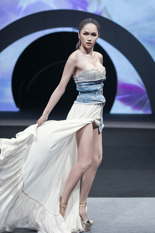 Kỹ năng catwalk và thần thái trên sàn diễn thời trang của nàng hậu đã tiến xa hơn rất nhiều.  