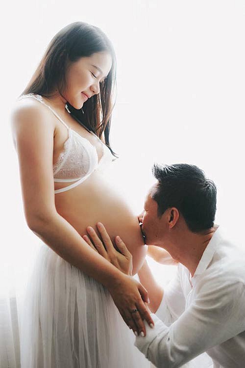 Chồng Phan Như Thảo cưng chiều vợ hơn khi sinh cho anh cô con gái đầu lòng.    
