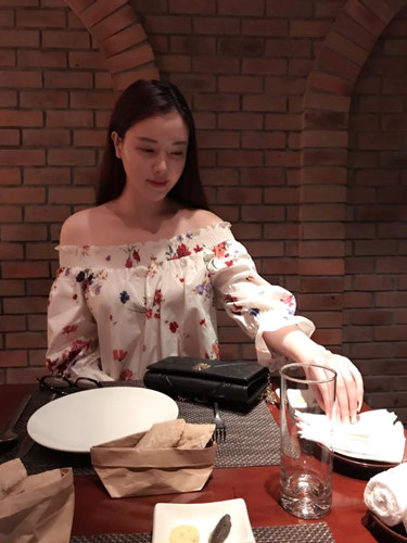 ...khi thì nữ tính, dịu dàng với áo hoa trễ vai...  