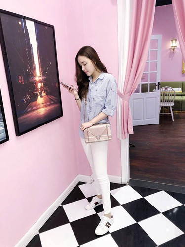 Khác với hình ảnh mặc váy điệu đà, cô nàng sinh năm 1993 này cũng hay diện áo sơ mi và quần jean trẻ trung.  