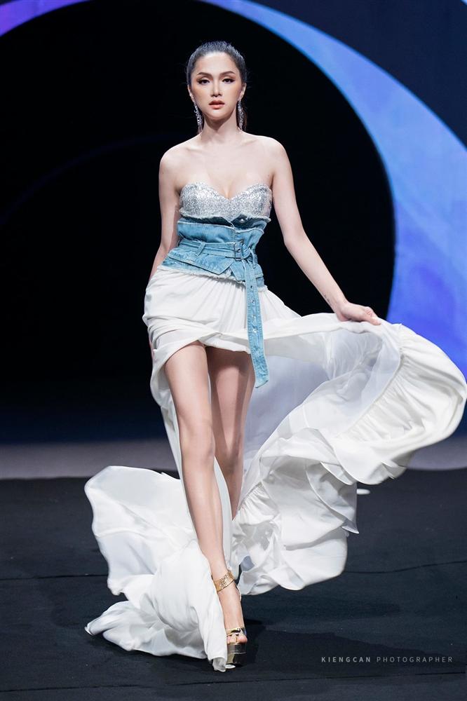 Trang phục mà cô nàng trình diễn là một thiết kế phối vải jeans, có phần lai dún bèo. Đường xẻ cao cũng góp phần giúp cô nàng khoe được đôi chân thon, dài.    
