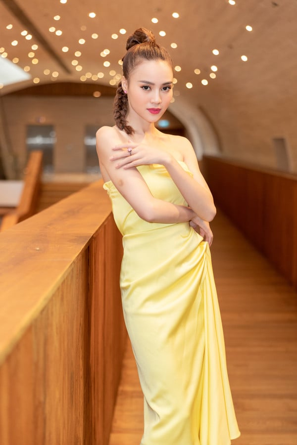 Mái tóc bới cao, thắt bím khá ấn tượng, cực kỳ phù hợp tổng thể.  