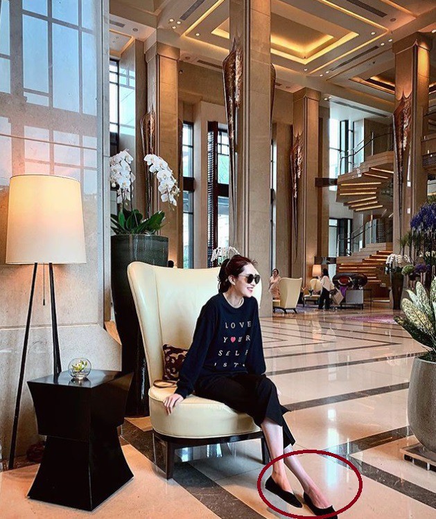 Những ngày đầu năm 2019, Hoa hậu Đặng Thu Thảo chia sẻ bức chân dung đời trên Instagram cá nhân. Trong ảnh, người đẹp nở nụ cười rạng rỡ, vóc dáng mảnh mai và phong cách thời trang tinh tế, thanh lịch. Bức ảnh đã nhận được 1000 lượt yêu thích từ cư dân mạng chỉ sau 15 phút đăng tải.    Tuy nhiên, điều khiến dân mạng xôn xao bàn tán lại là đôi bàn chân gân guốc của mỹ nhân này. Đặng Thu Thảo lấy lại vóc dáng khá nhanh sau khi sinh con gái đầu lòng nhưng thân hình mảnh dẻ gầy guộc của cô là điều những người yêu mến cô phải lo lắng.