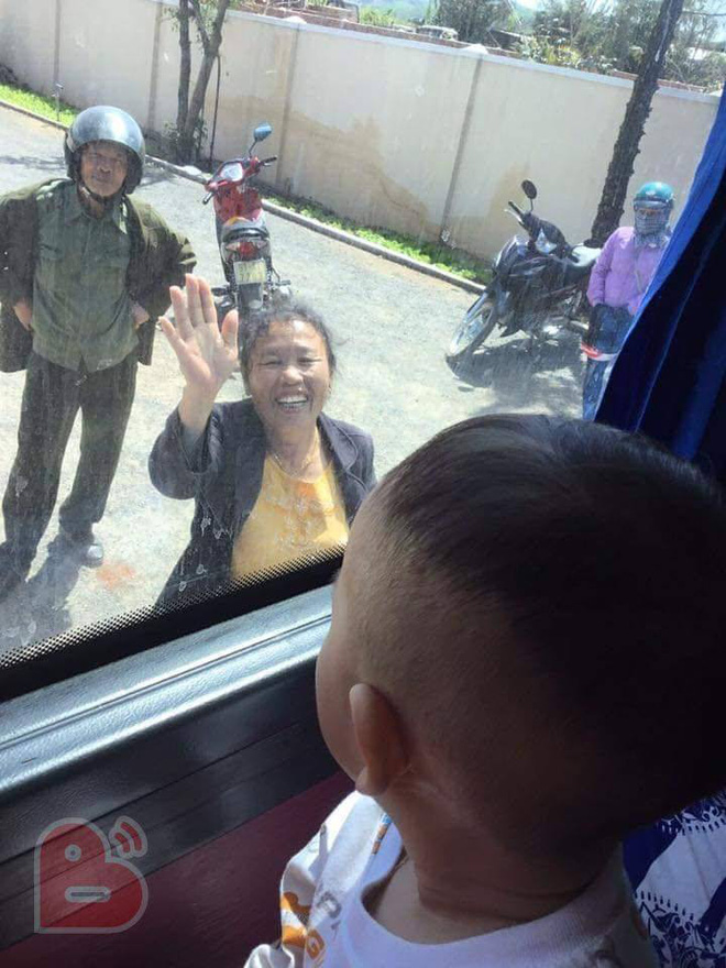 Bà ngoại đứng ngoài kính ô tô vẫy tay tiễn chào cháu. Ảnh Beatvn