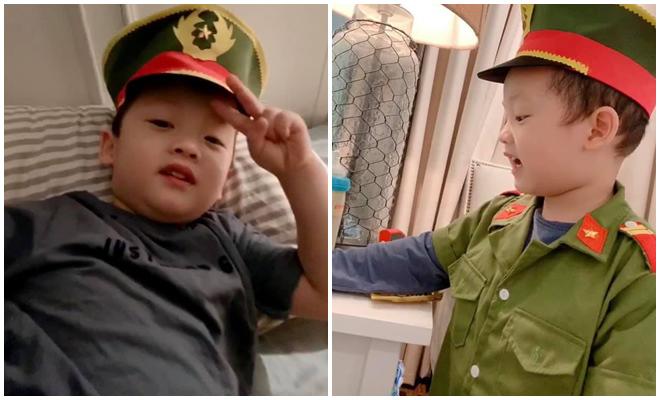 Em thích mặc đồ công an để phạt mẹ vì tội làm việc quá nhiều: 