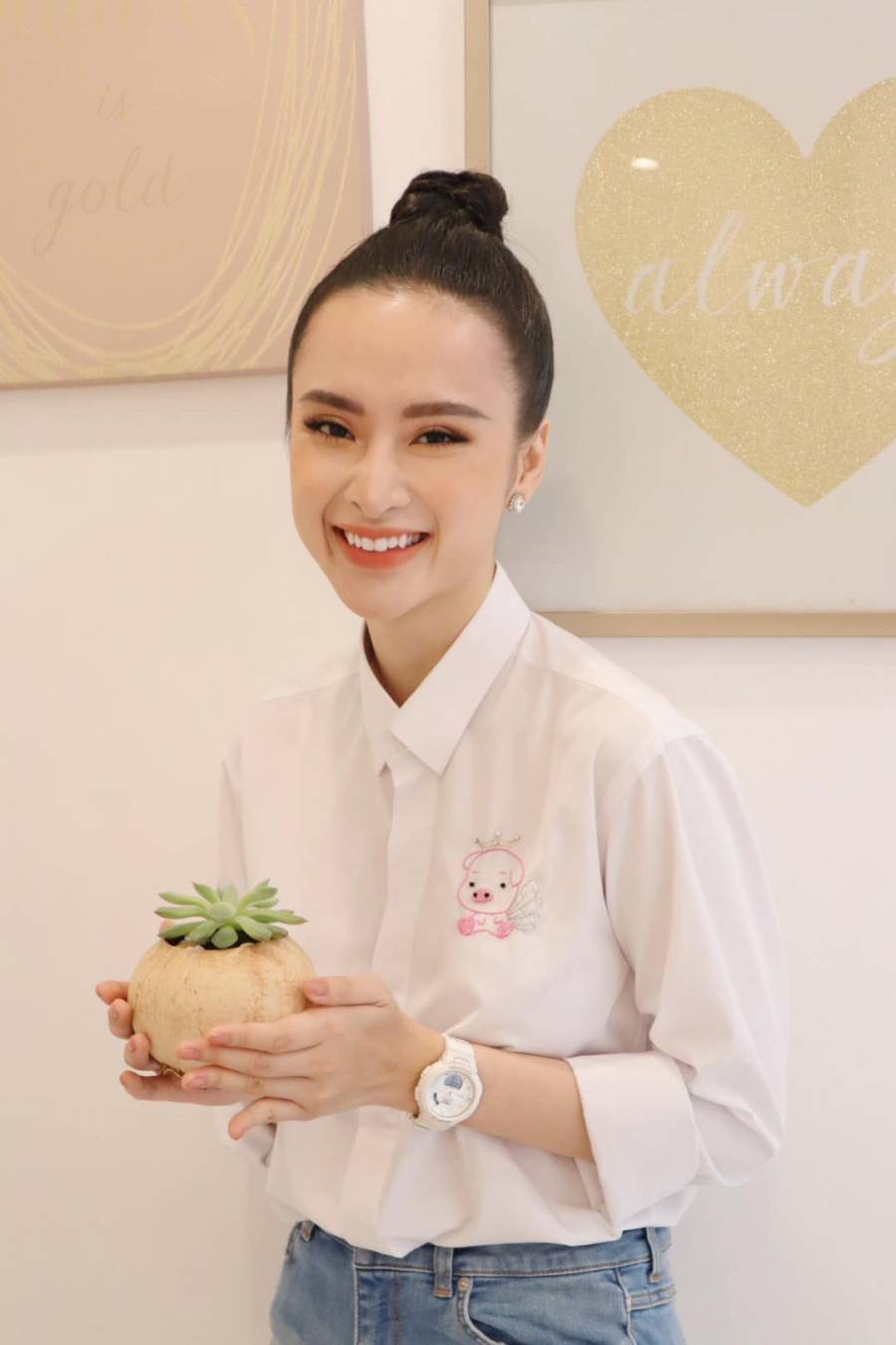 Anglea Phương Trinh cho biết cô không còn quan tâm đến showbiz ồn ào, thị phi.     