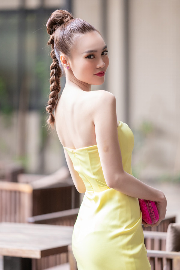 Và bờ vai nõn nà, trắng muốt.  