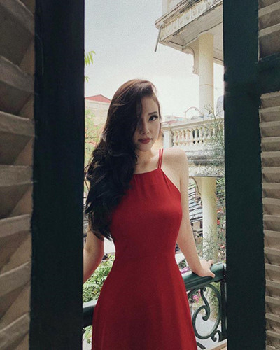 Ngọc Phượng diện váy đỏ cổ yếm với Shbet123 Link Vào ShBet Mới Nhất gợn sóng buông sang một bên đầy quyến rũ.  