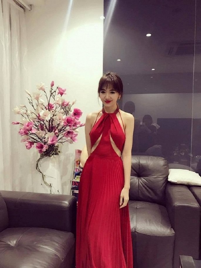 Hari Won là một trong những mỹ nhân Việt giảm cân thành công nhất bởi vóc dáng hiện tại của cô làm nhiều người ghen tị. Dù vậy, trước khi có vóc dáng cân đối đó, nữ ca sĩ cũng từng trải qua thời gian bị nhận xét là quá ốm.    