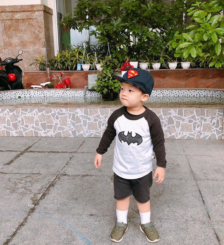 Mới 3 tuổi thôi nhưng cậu bé được hot mom họ Nguyễn đầu tư rất nhiều về thời trang đấy nhé.    