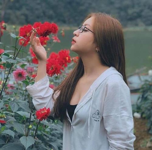 Nhất cử nhất động của cô bạn đều bị dân mạng soi xét, chú ý.